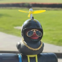 Гумова качка в машину в окулярах і шоломі аксесуар в машину качка в автомобіль велосипед мотоцикл 9 см