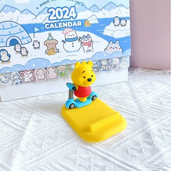 Подставка для телефона Винни Пух на самокате настольная подставка держатель для мобильного телефона